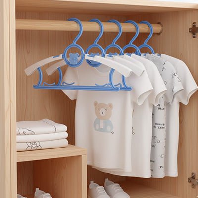 cinq cintre enfant couleur bleu Tshirt blanc