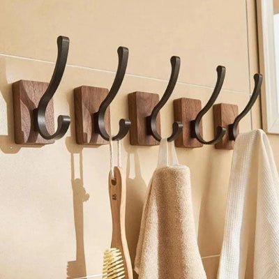 cinq crochets muraux bois brut format C salle de bain