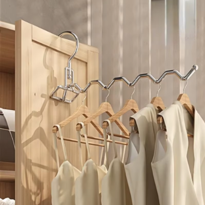 cintre metallique pliant inox sur porte cintres bois vetements blancs