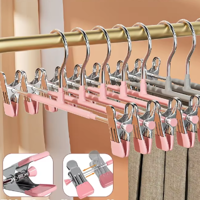 cintres a pinces utile rose pendus deux details