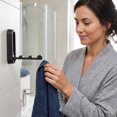 porte manteau mural astucieux noir femme accroche serviette bleue
