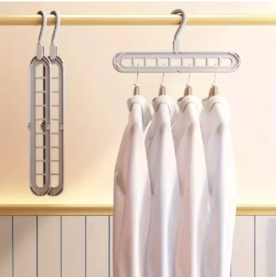 deux cintres plastique organisateur gris position verticale vide position horizontale quatre chemises blanches
