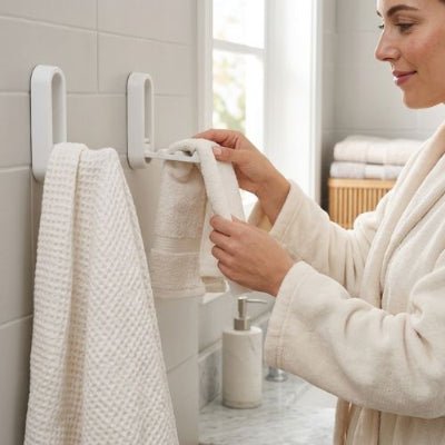 deux crochets muraux astucieux blancs femme accroche serviette blanche