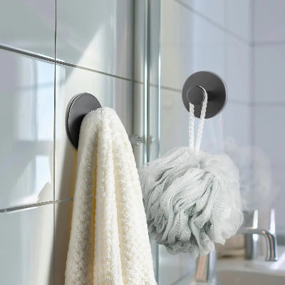 deux crochets muraux noirs salle de bain eponge grise