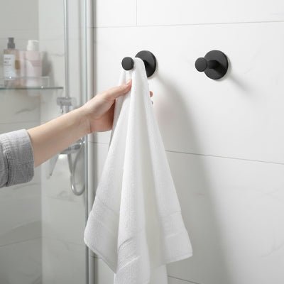 deux crochets muraux noirs salle de bain