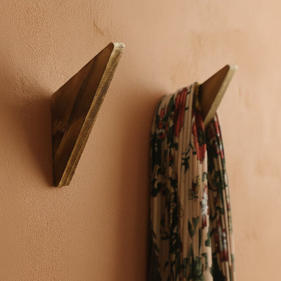 deux crochets muraux triangulaires echarpe