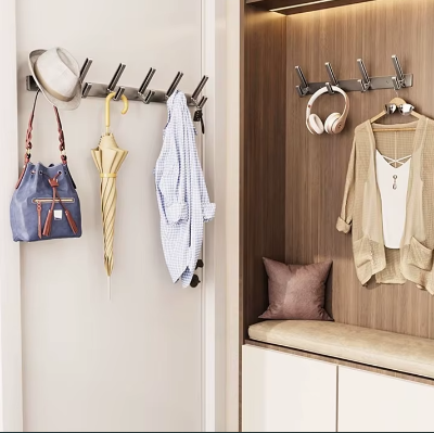 deux pateres porte manteau moderne six et quatre crochets sac bleu parapluie beige