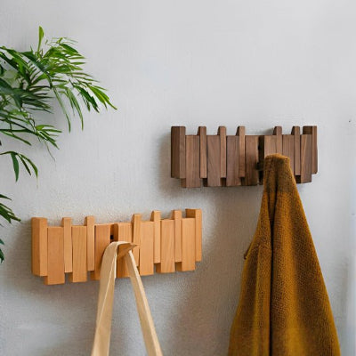 deux porte manteau bois clair et bois fonce six crochets