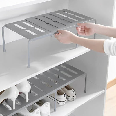 deux rangement de chaussures gris mains ouvrant un