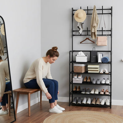 femme assise pres etagere a chaussures intelligente cinq etages