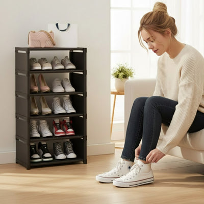 femme-blonde-assise-devant-etagere a chaussures sympathy2 noir six niveaux met basket blanche