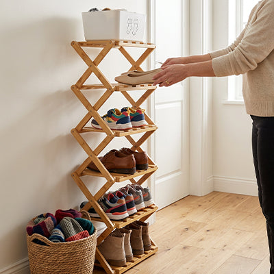femme met chaussures dans etagere a chaussures pliable