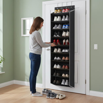 femme range escarpin dans etagere a chaussures noire