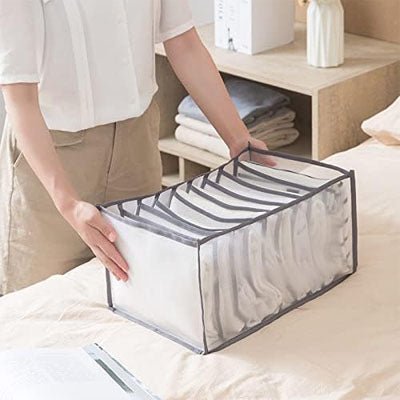 femme tient organisateur tiroir harmonieux G gris