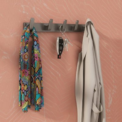 patere murale aluminium grise cinq crochets veste blanche