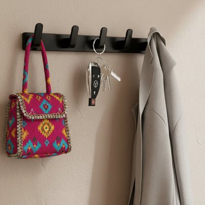 patere-murale-aluminium-noire-cinq-crochets-veste-blanche