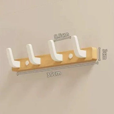 porte manteau bois clair quatre crochets blancs mur creme