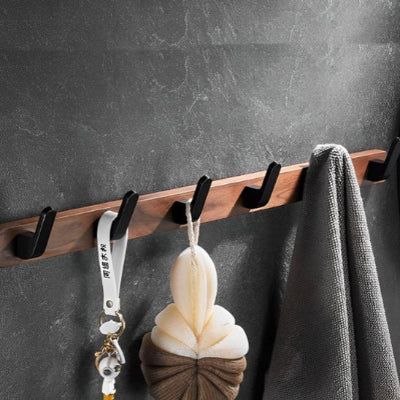 porte manteau bois six crochets noirs mur gris