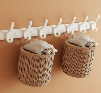 porte manteau mural blanc six crochets deux paniers