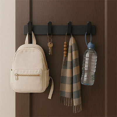 porte manteau mural noir quatre crochets sac à dos blanc