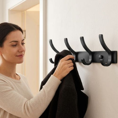 porte manteau mural noir quatre crochets veste noire