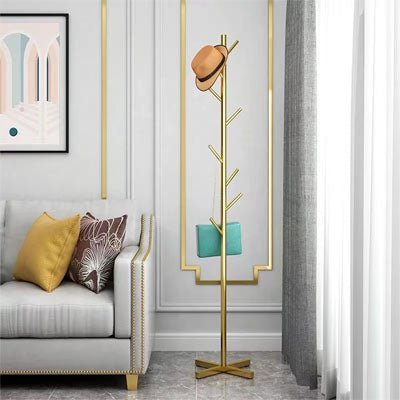 porte manteau sur pied doré chapeau paille sac vert