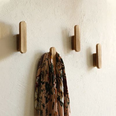 quatre crochets muraux bois rustique format A echarpe