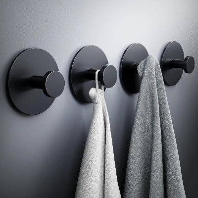 quatre crochets muraux noirs serviettes blanche et grise
