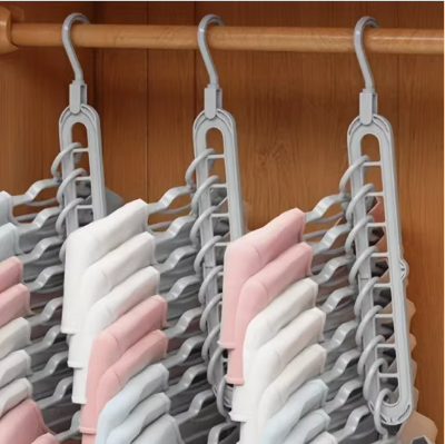 trois cintres plastique organisateur gris position verticale tshort