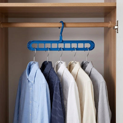 un cintre plastique organisateur bleu horizontal chemise
