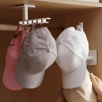un crochet mural porte casquettes blanc horizontal casquettes rose et beige et un vertical casquette blanche